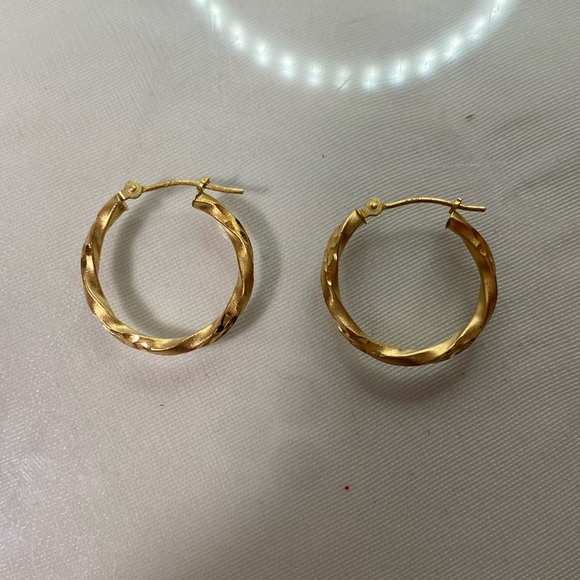 14K YELLOW GOLD Classic twisted hoop earrings matte and shine REAL GOLD vintage - Picture 9 of 15